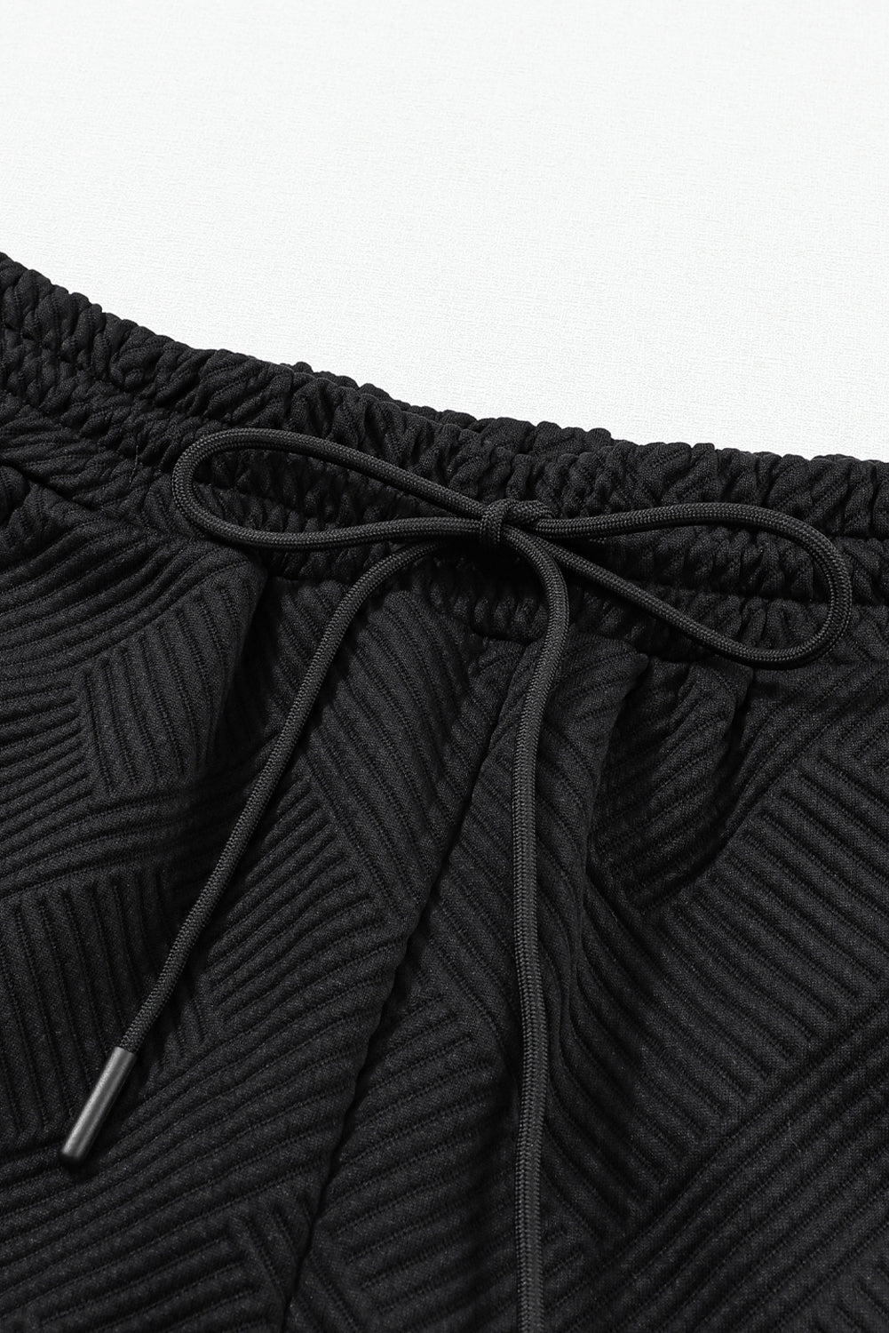 Črna teksturirana majica z dolgimi rokavi in ​​komplet kratkih hlač z vrvico