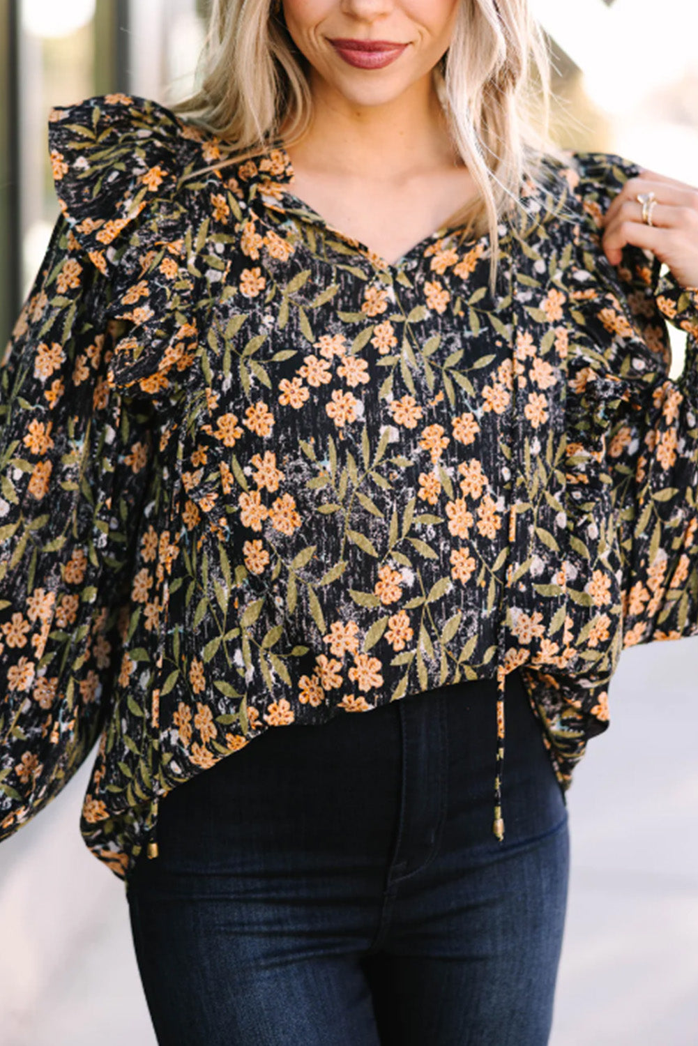 Schwarze Plus-Size-Bluse mit geteiltem Ausschnitt, gerüschten Blasenärmeln und Blumenmuster
