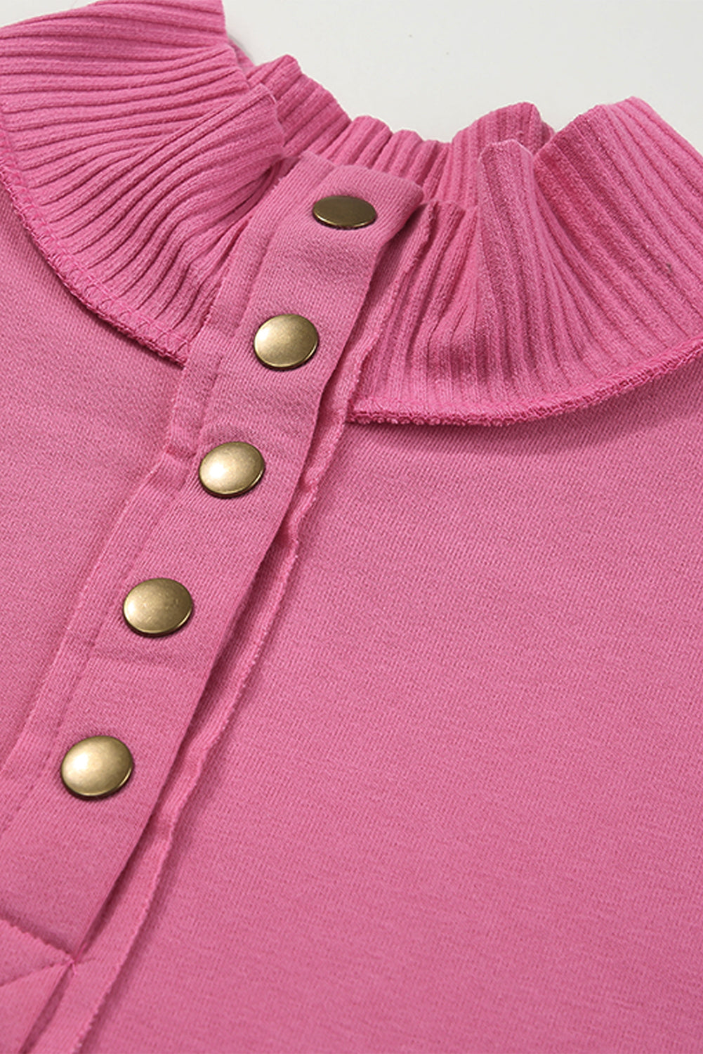 Sweat-shirt rose vif à ourlet côtelé, encolure boutonnée et poche