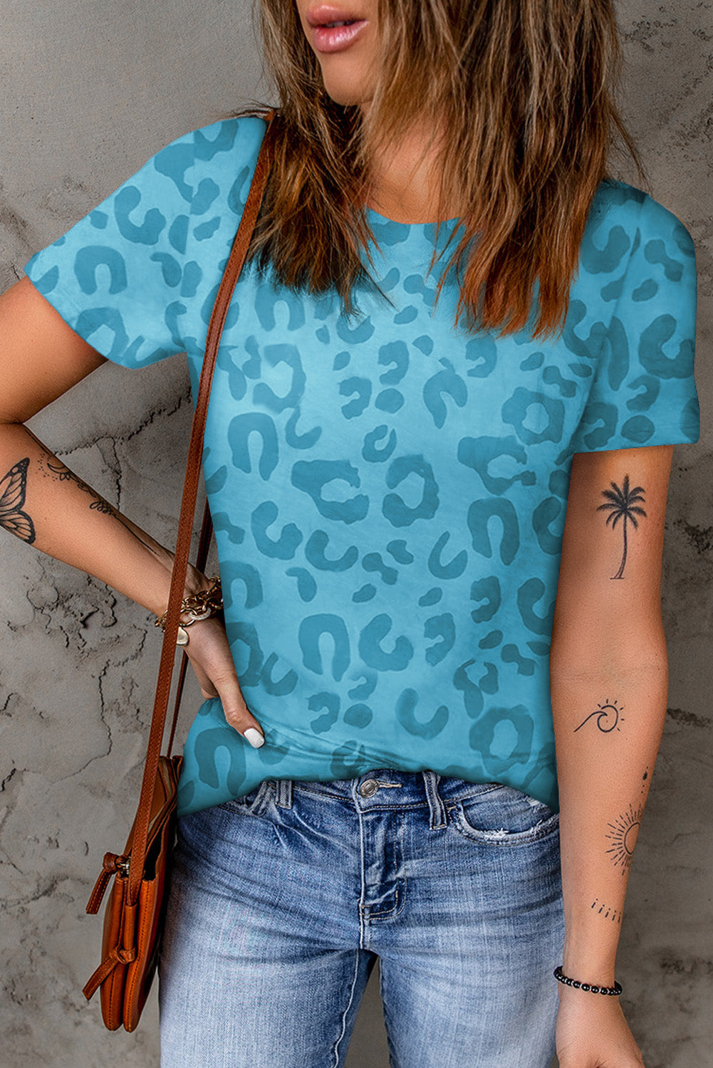 Himmelblaues T-Shirt mit Rundhalsausschnitt und Animal-Print
