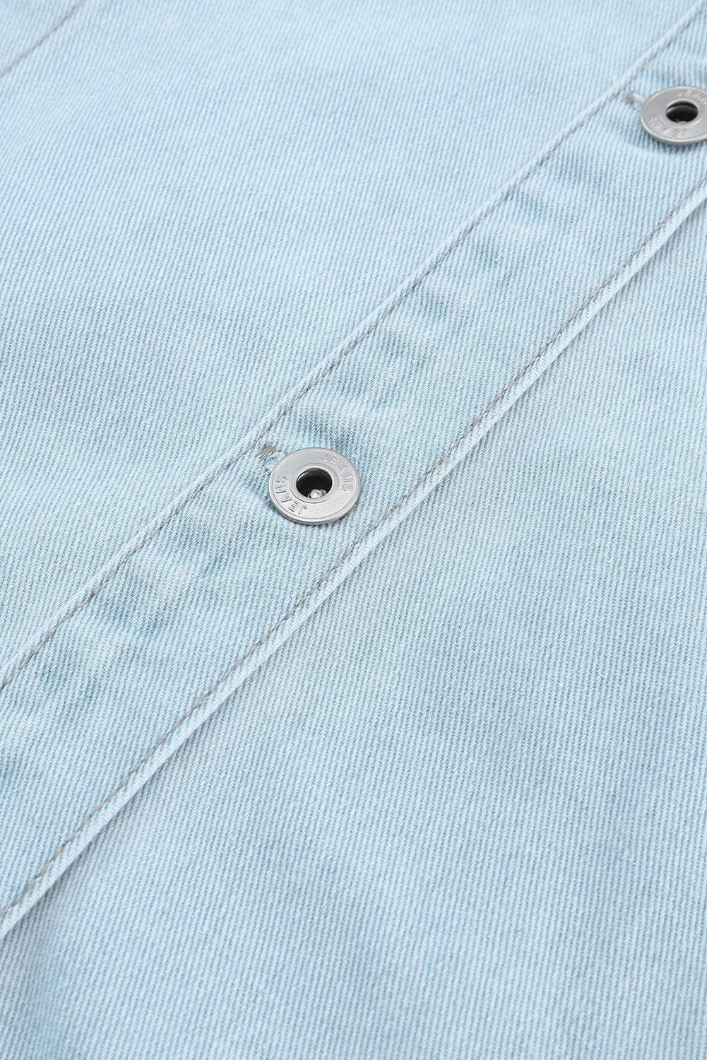 Himmelblaue, geknöpfte Jeansjacke mit unbearbeitetem Saum und Pattentaschen