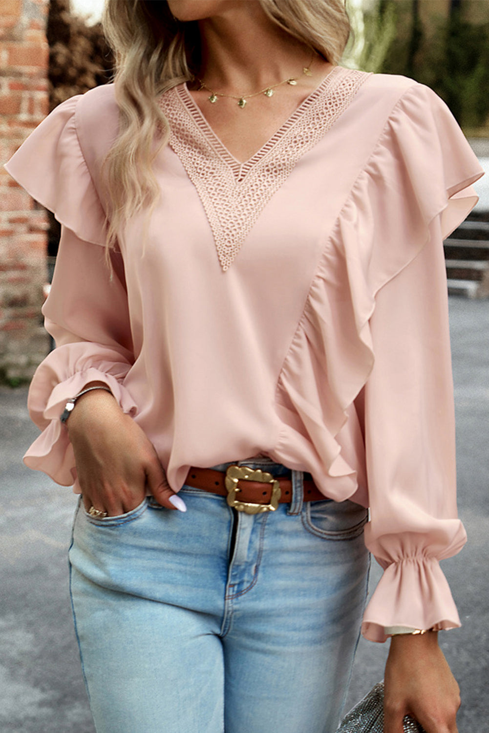 Rožnata kvačkana bluza z volanskimi rokavi in ​​v-izrezom