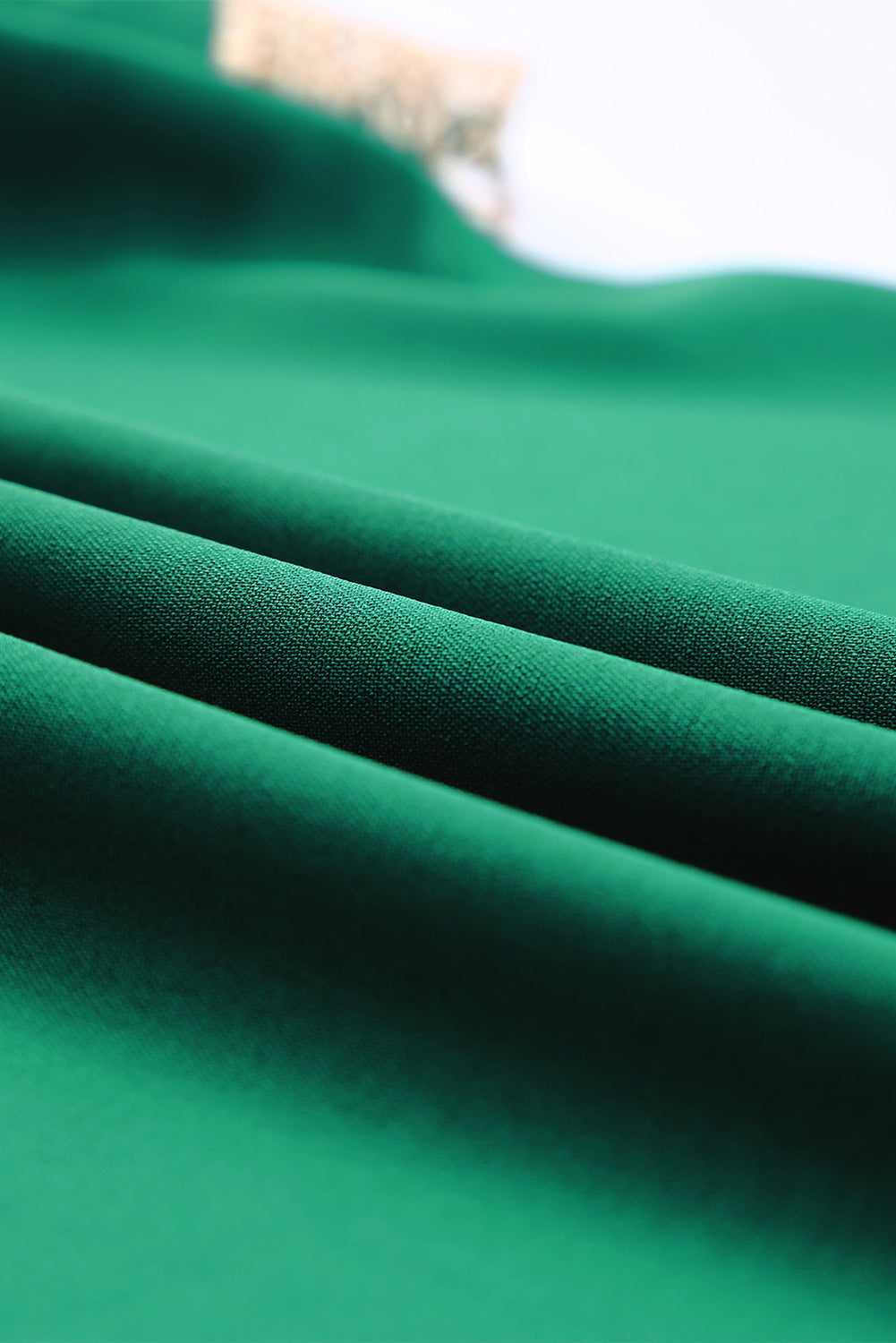 Zelena bluza s kratkimi rokavi z v-izrezom in čipkasto obrobo