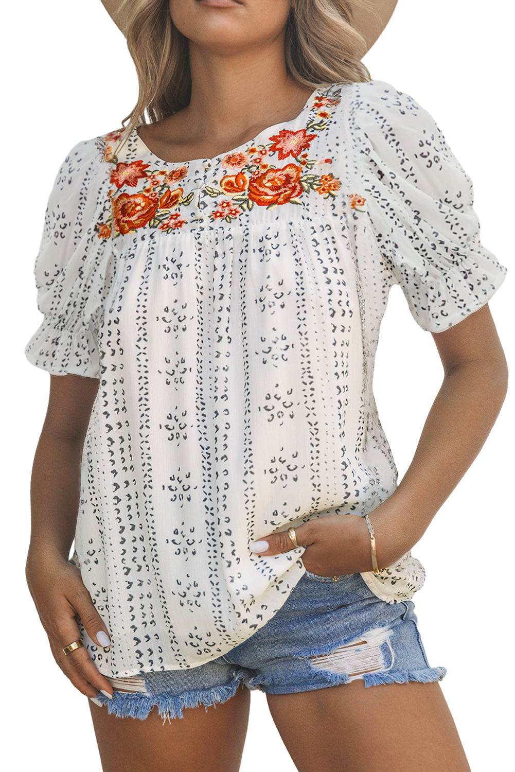 Bijela cvjetno vezena bluza s etničkim printom i naborima