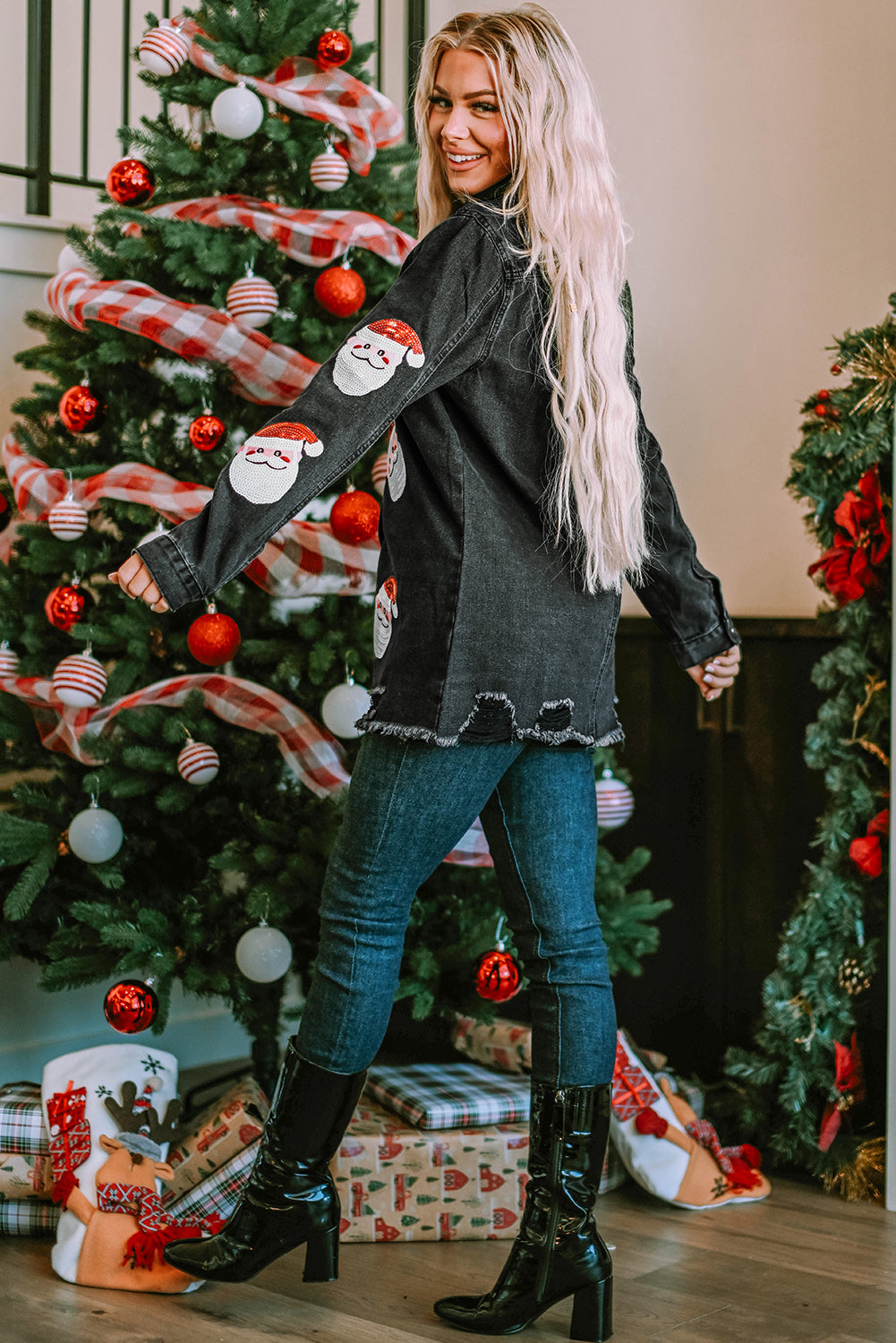 Giacca di jeans sfilacciata con grafica nera con paillettes di Babbo Natale