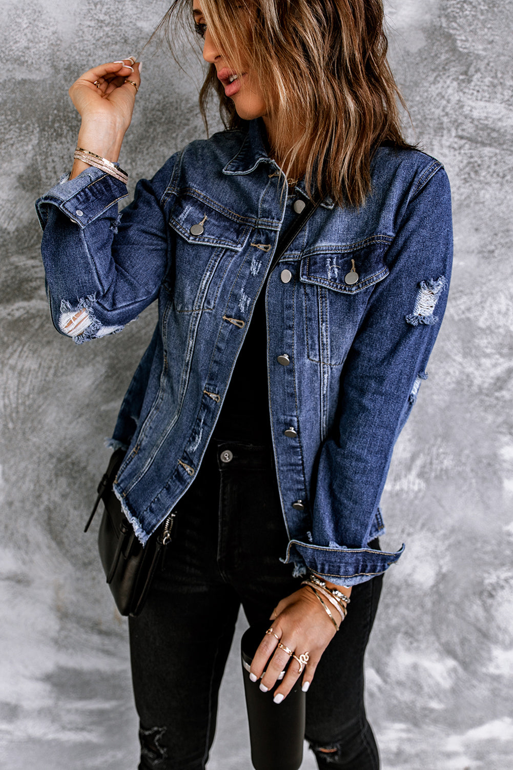 Himmelblaue Jeansjacke mit Distressed-Revers und unversäubertem Saum und Knöpfen