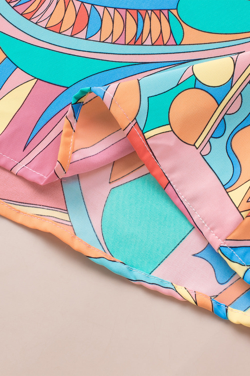 Bluza s V izrezom s višebojnim printom apstraktne geometrije