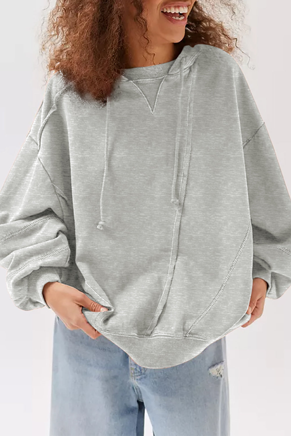 Siv topel zimski pulover s kapuco z aktivnimi detajli