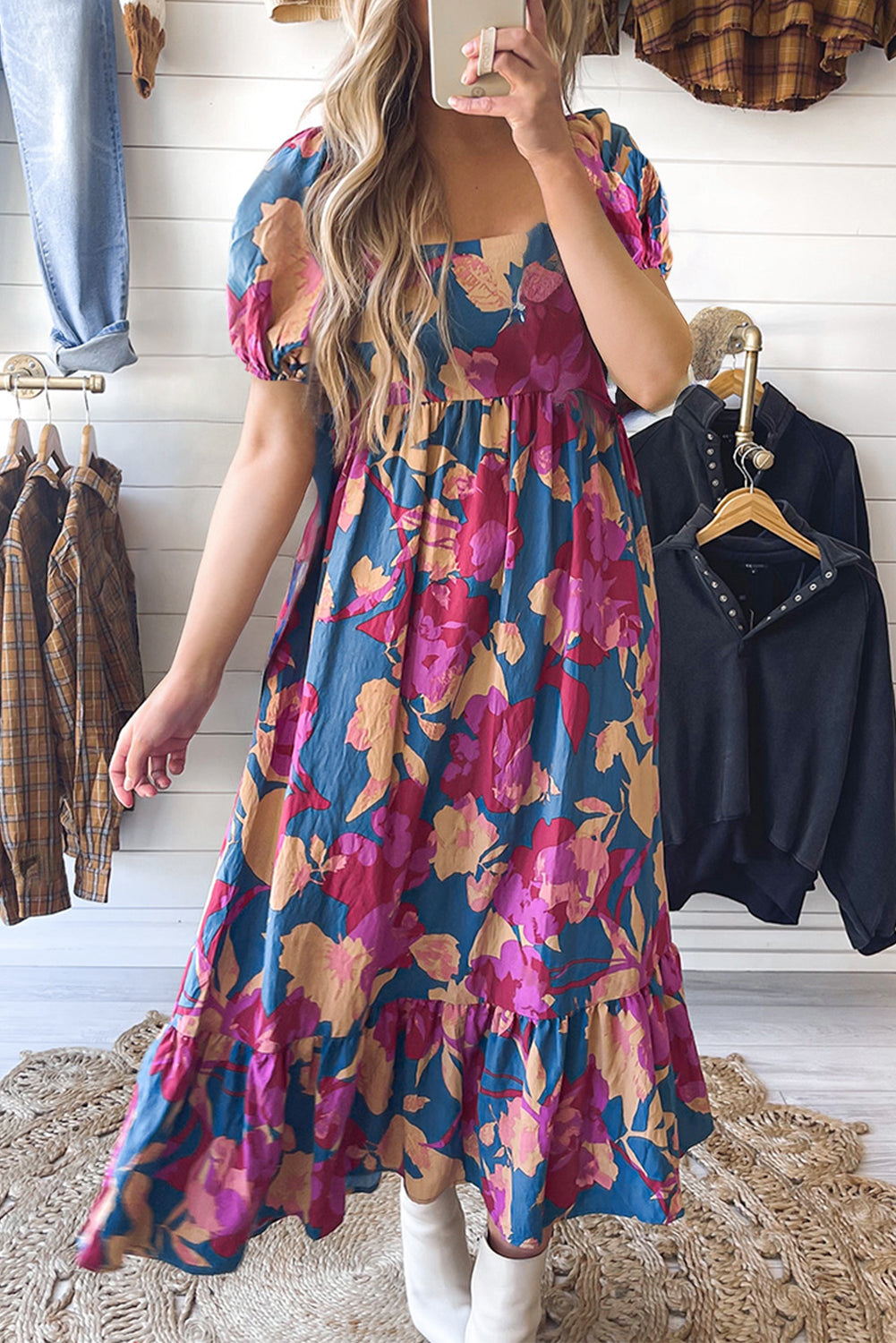 Tamnoplava cvjetna haljina s kvadratnim izrezom i mjehurastim rukavima