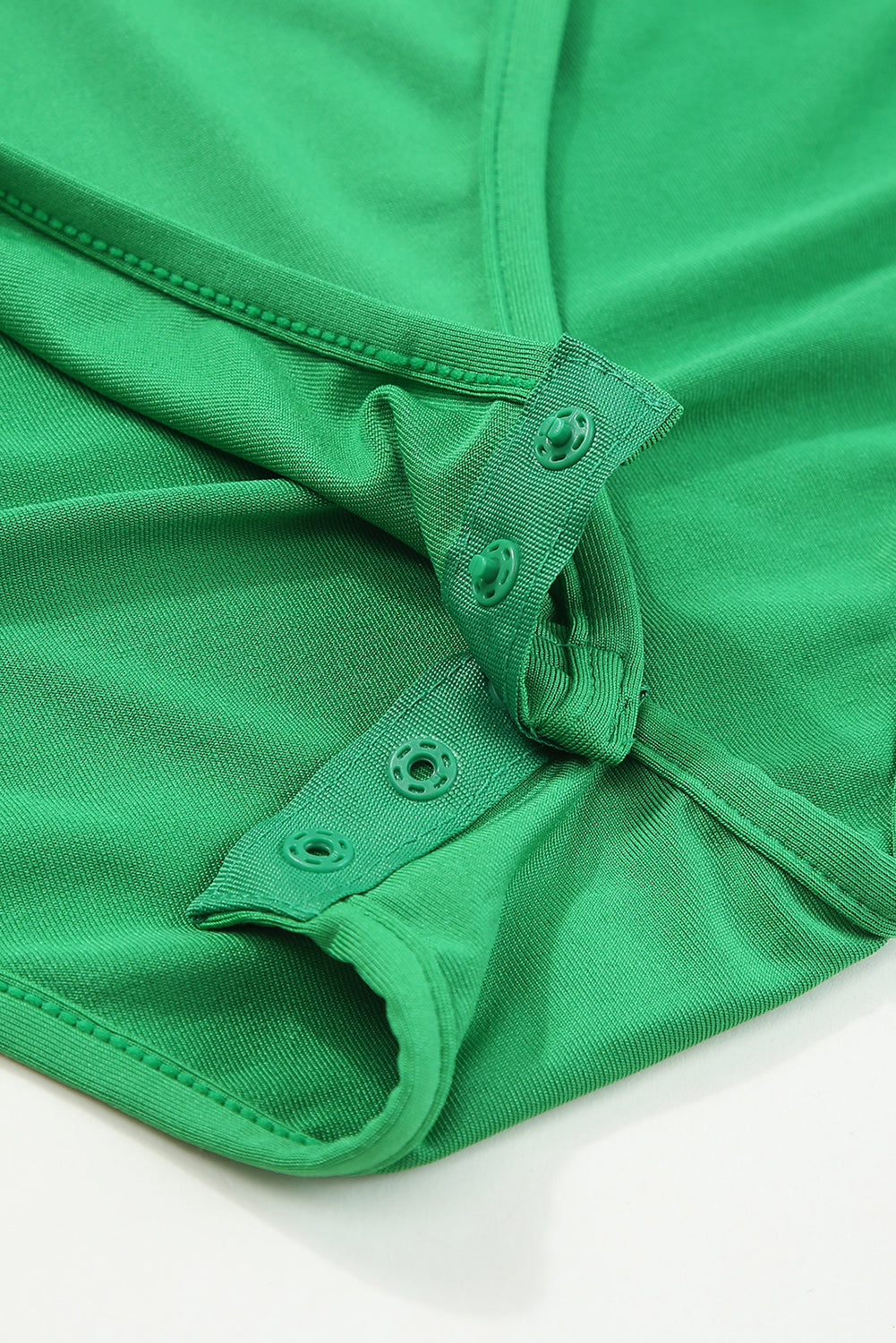 Grüner einfarbiger One-Shoulder-Body mit Rüschenärmeln