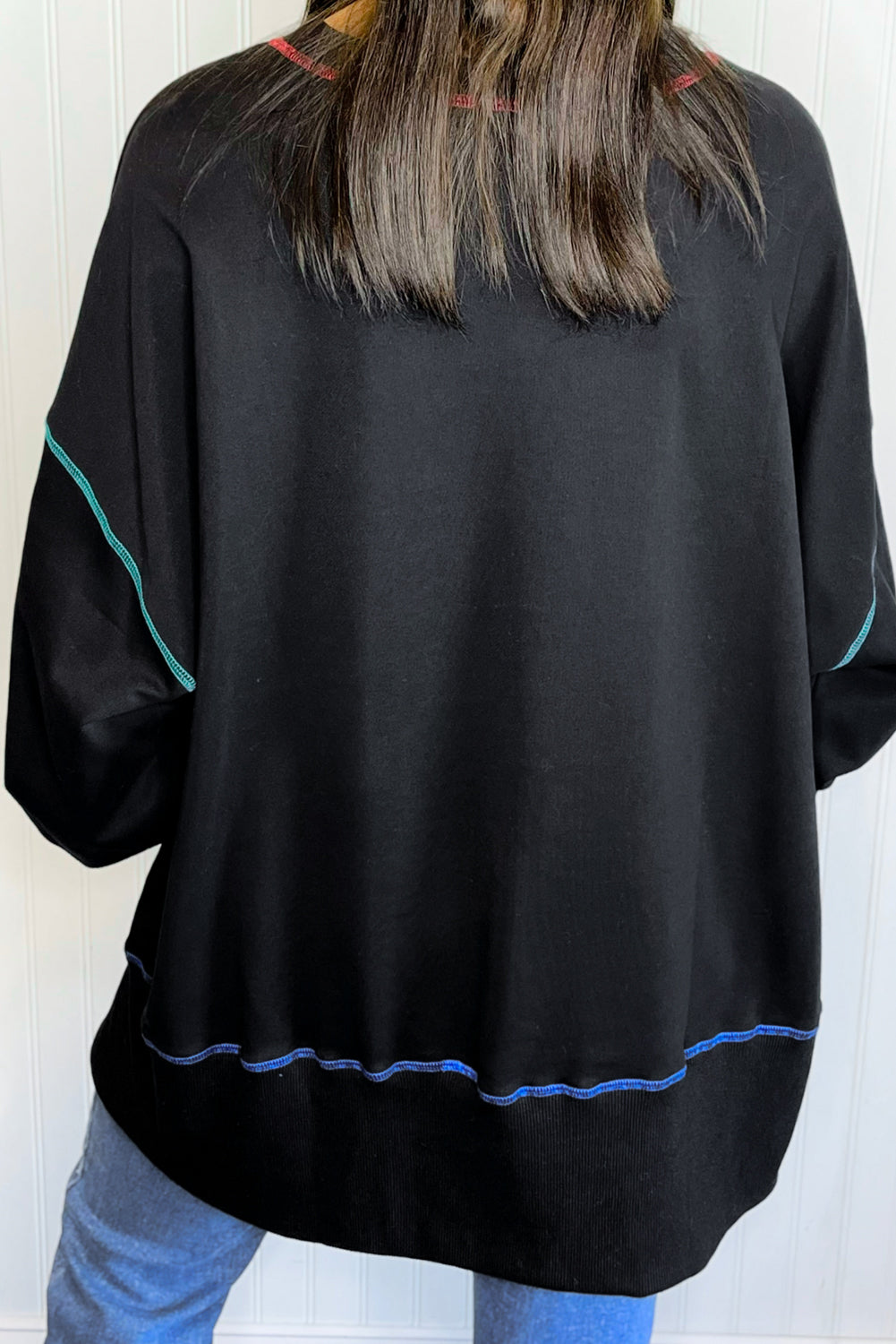 Črn širok širok pulover s kontrastnimi šivi