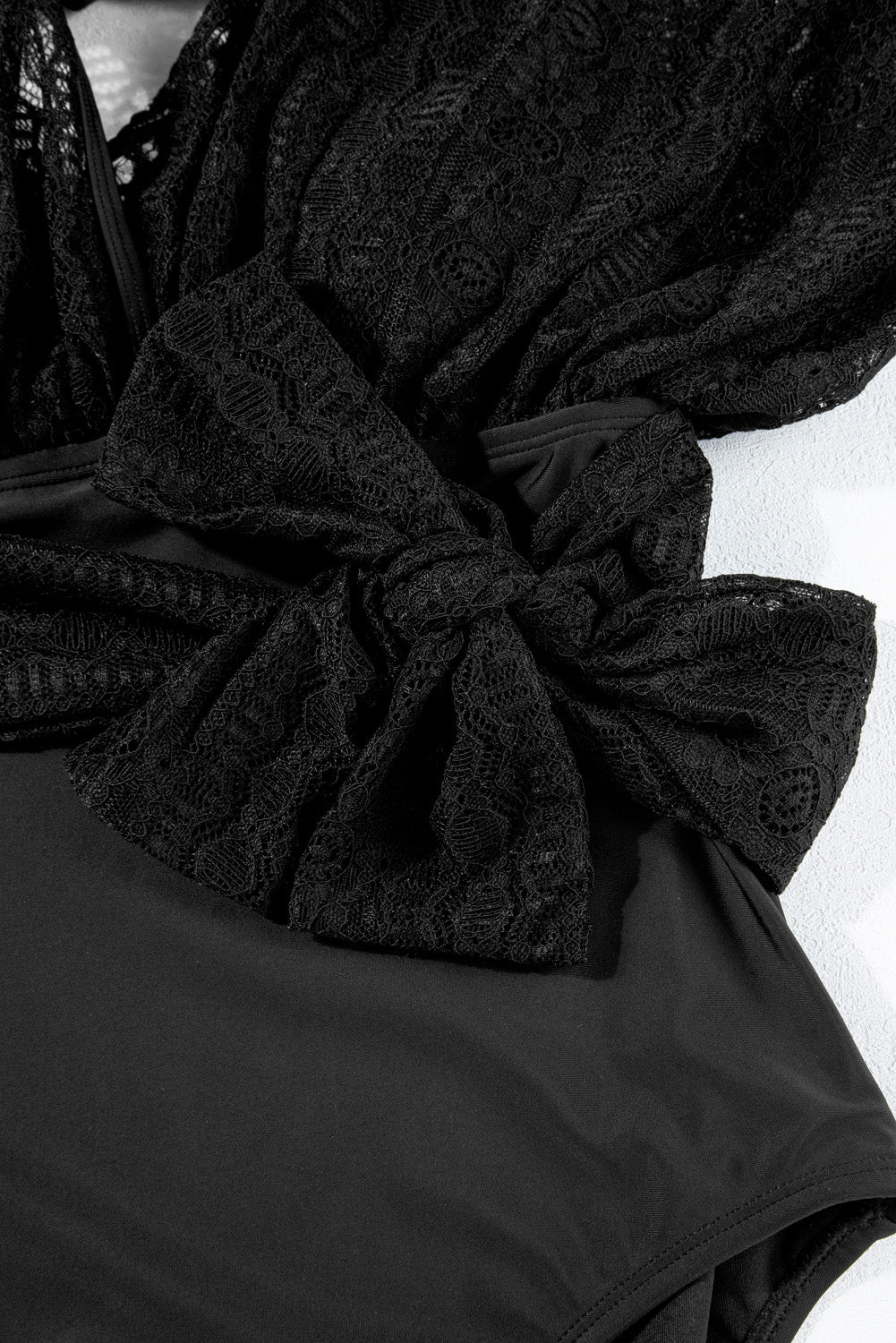 Monokini noir à manches courtes et col surplis en dentelle patchwork