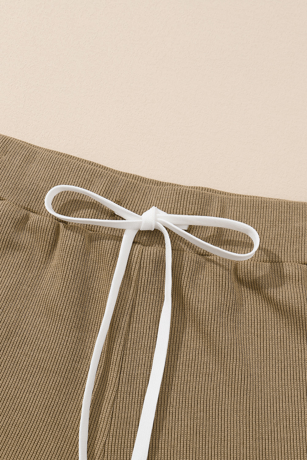 Khakifarbenes, langärmliges Top-Shorts-Set mit sichtbaren Nähten und Struktur