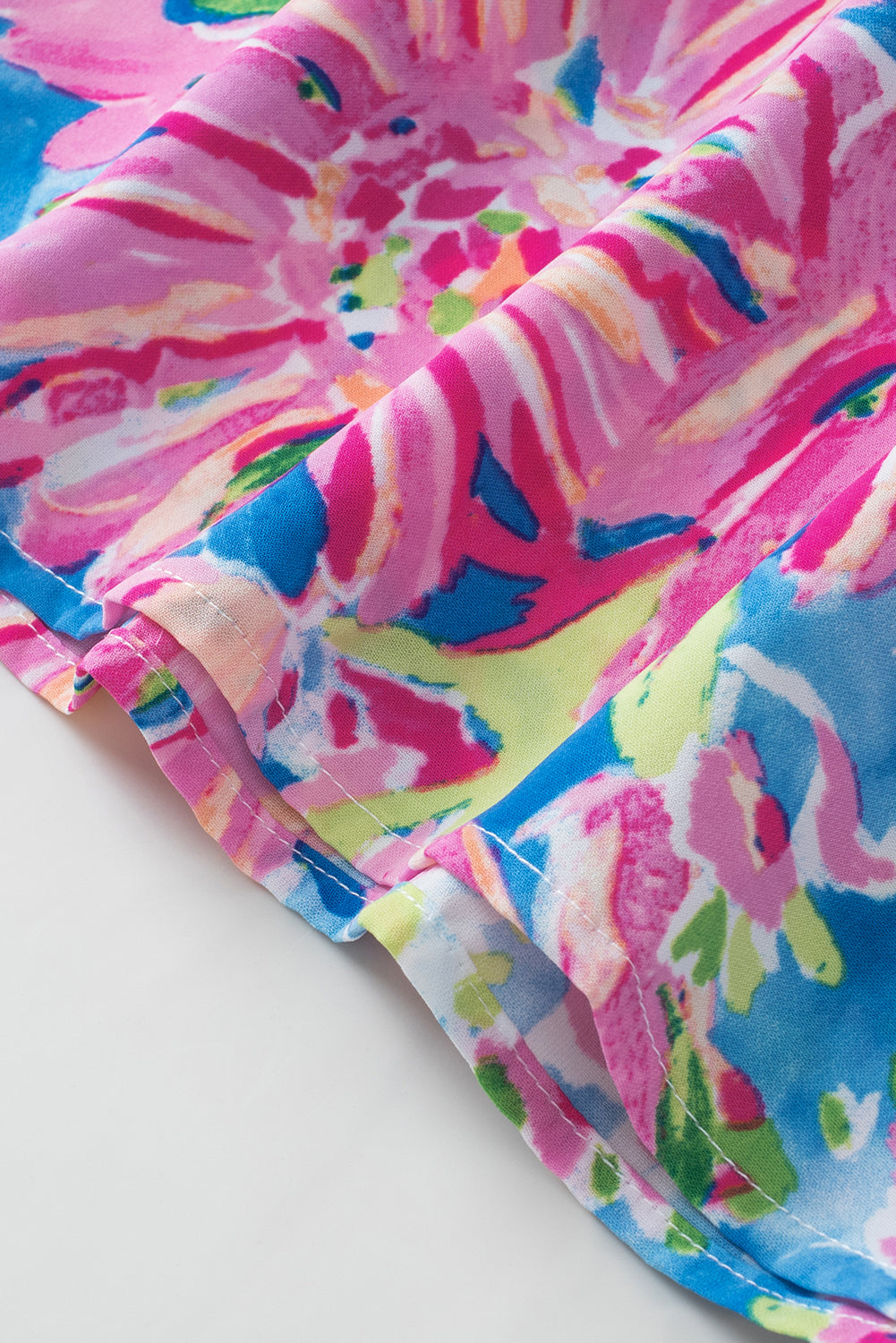 Bluza z zavihanimi kratkimi rokavi z abstraktnim cvetličnim potiskom z v-izrezom