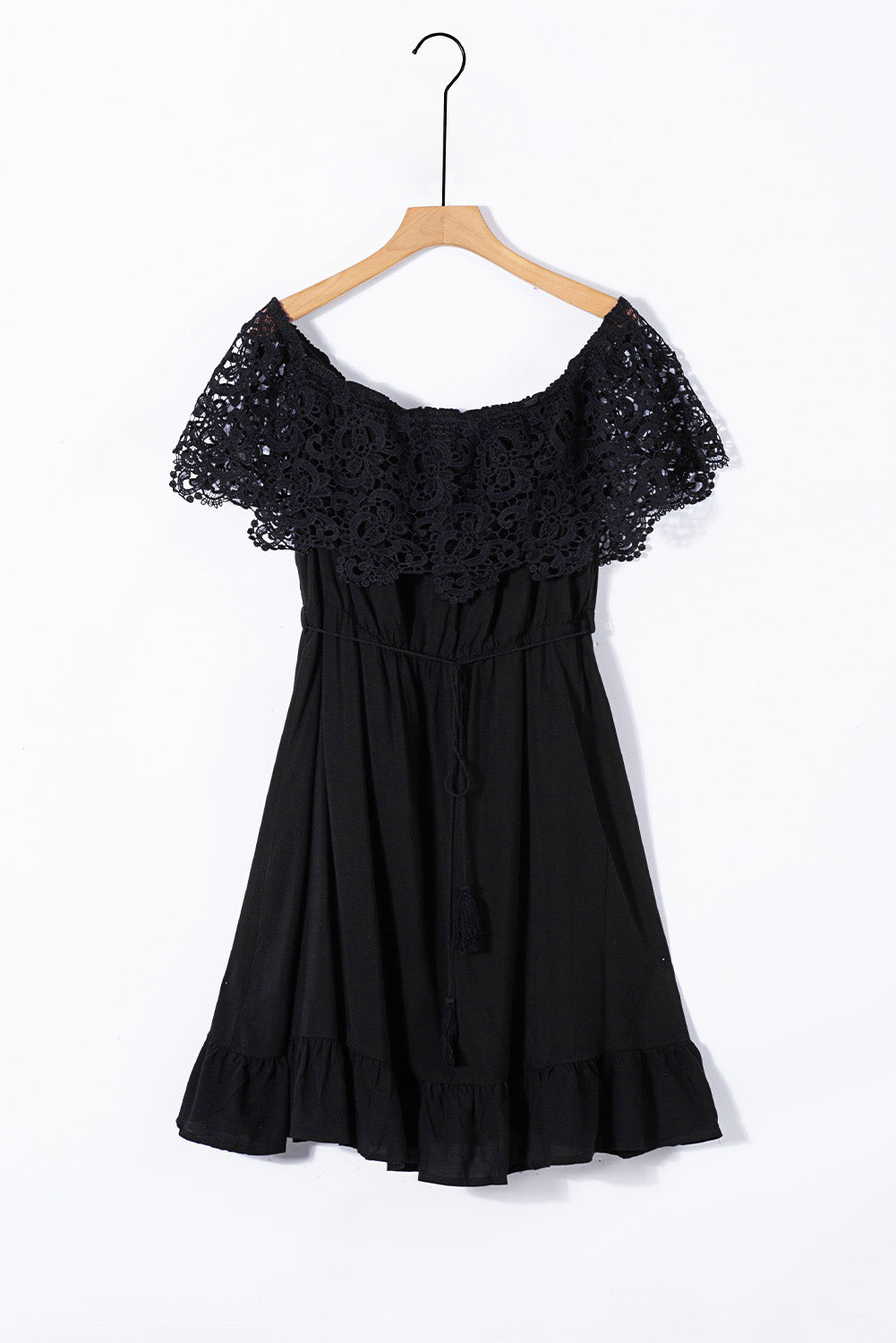 Schwarzes, schulterfreies Kleid in Übergröße mit Spitzenärmeln