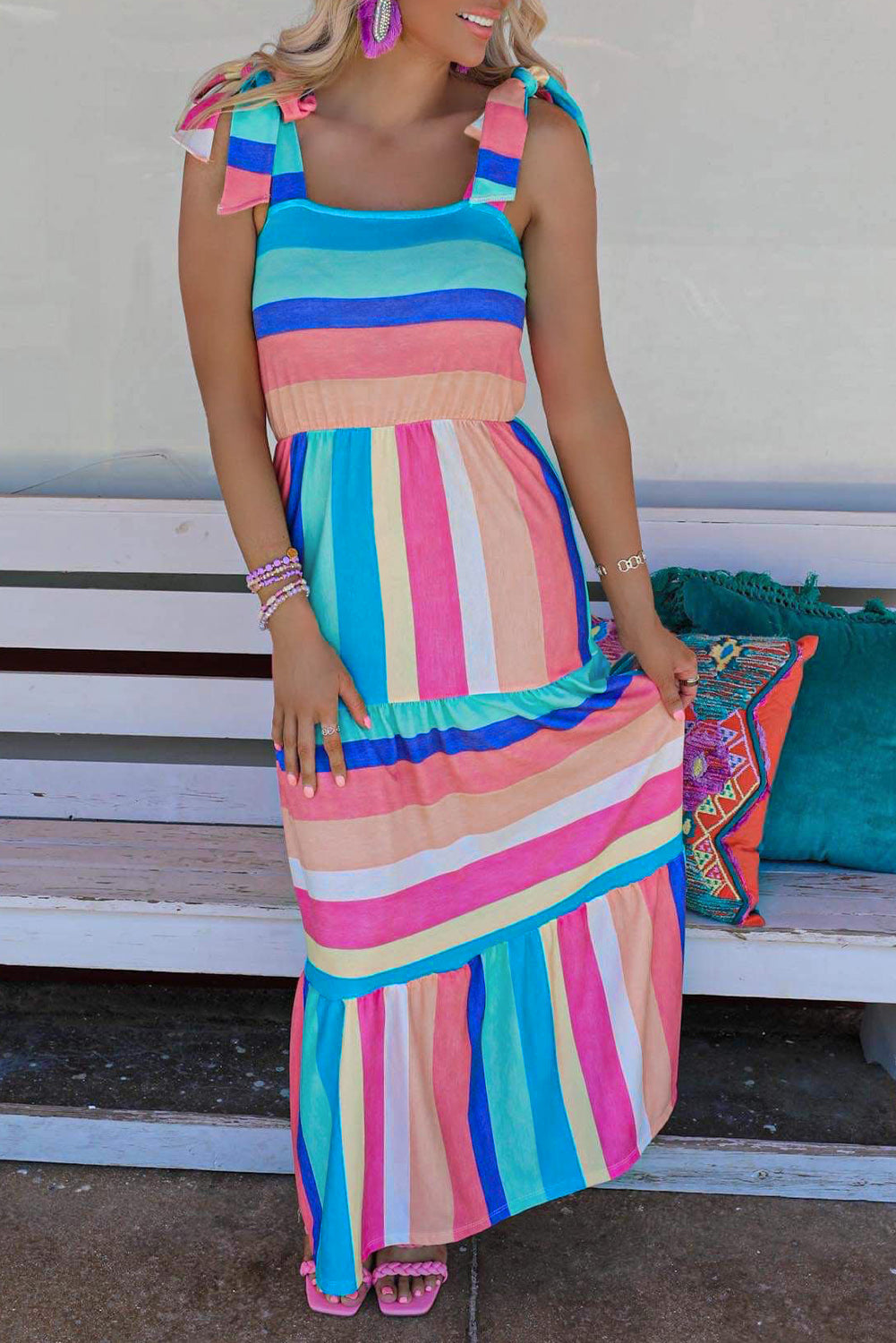 Večbarvna dolga obleka s črtasto pentljo in naramnicami v barvnih blokih