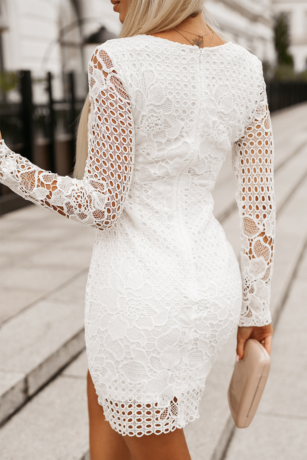 Weißes, langärmliges, figurbetontes Kleid aus Spitze