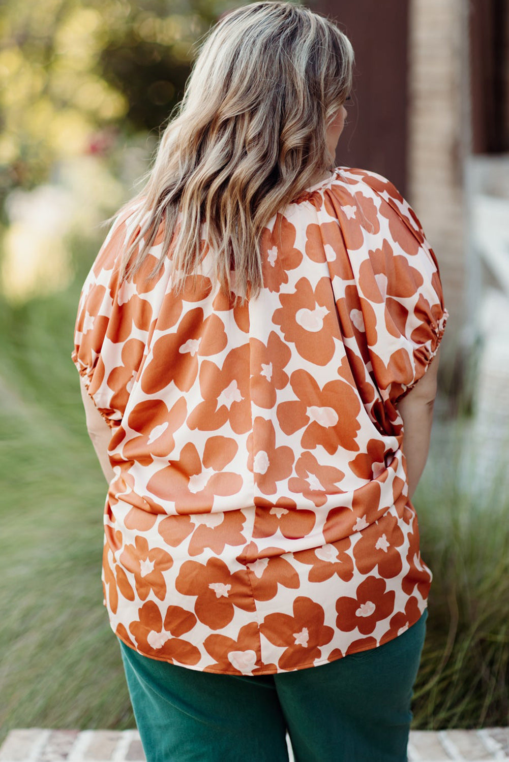 Narančasta bluza s V izrezom i kratkim rukavima s cvjetnim uzorkom veće veličine