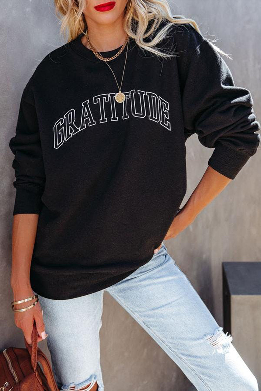 Schwarzes Sweatshirt mit GRATITUDE-Buchstaben-Print