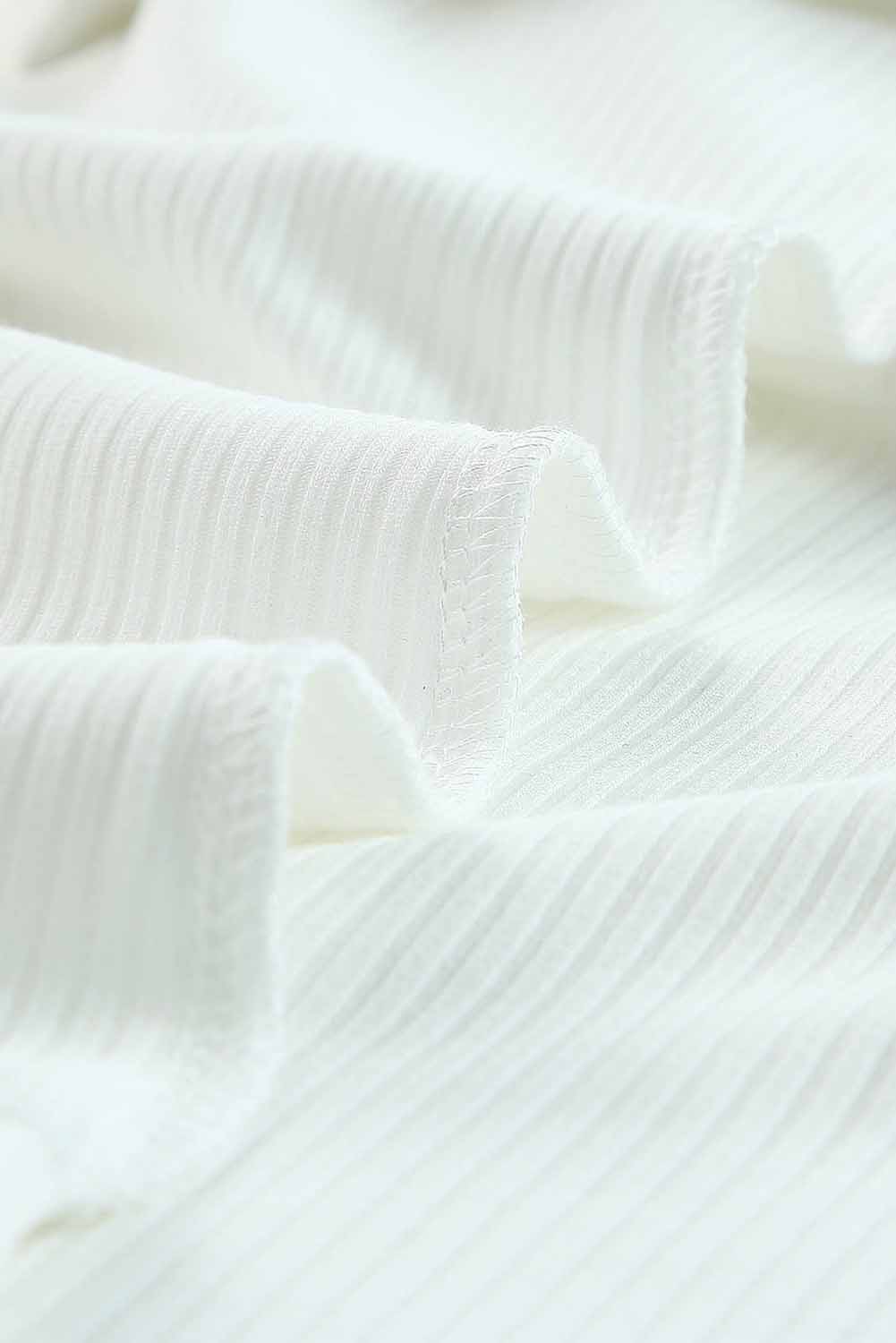 Top bianco in maglia a coste con mezza manica e scollo tondo