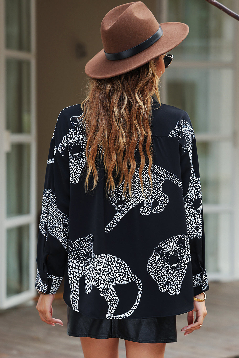 Črna satenasta srajca s potiskom gepardov