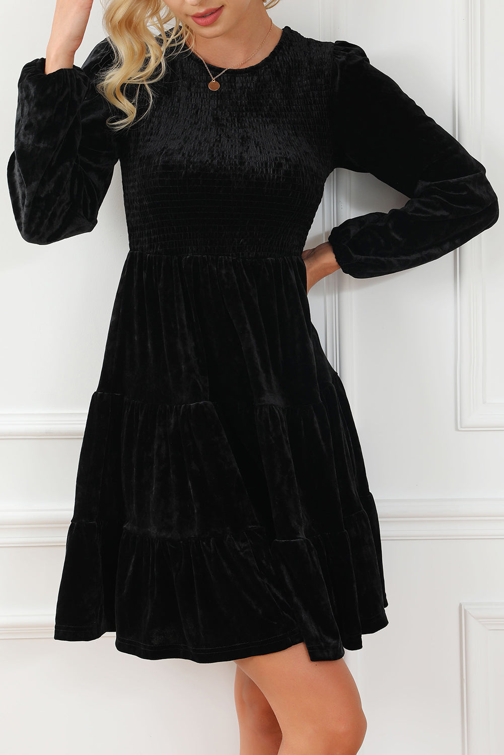 Schwarzes, gesmoktes Minikleid aus Samt mit Puffärmeln und Rüschen