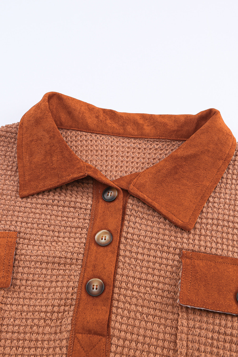 Haut à manches longues marron en tricot gaufré avec boutons et bordure contrastée