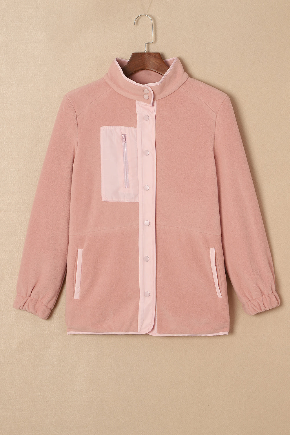 Giacca con tasca con zip e finiture in sherpa rosa a contrasto