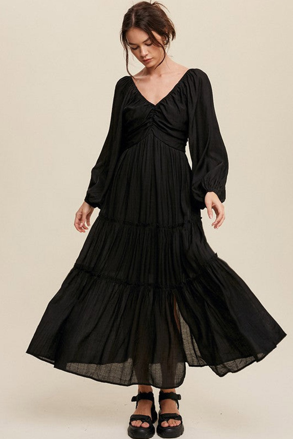 Črna dolga večplastna obleka z v-izrezom in pentljico z volančki