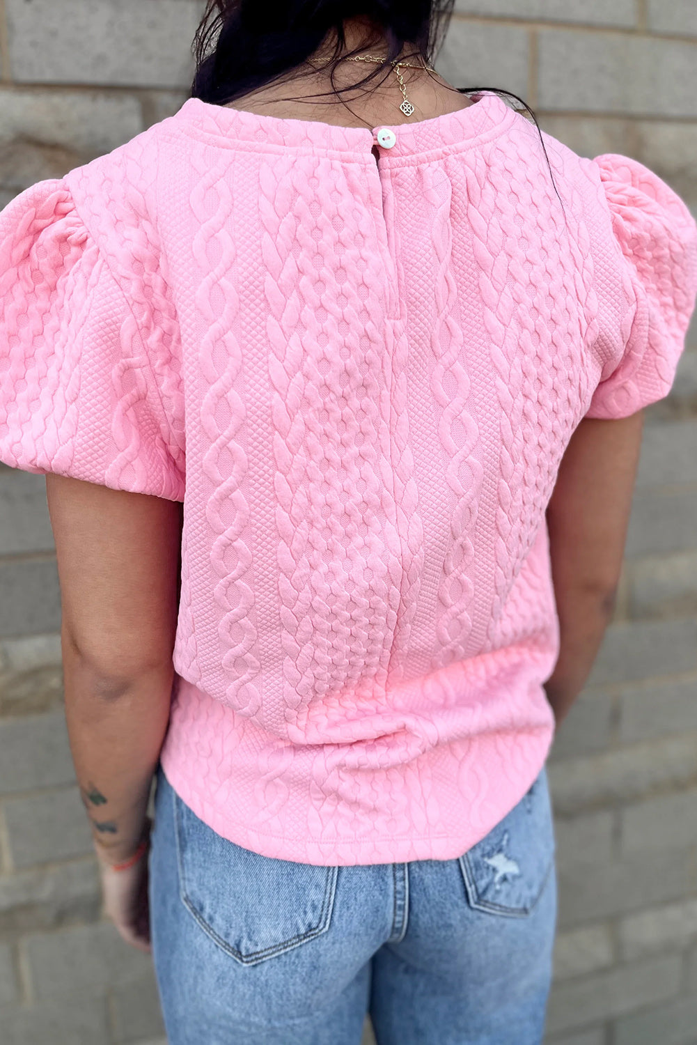 Ružičasta teksturirana majica s puf rukavima