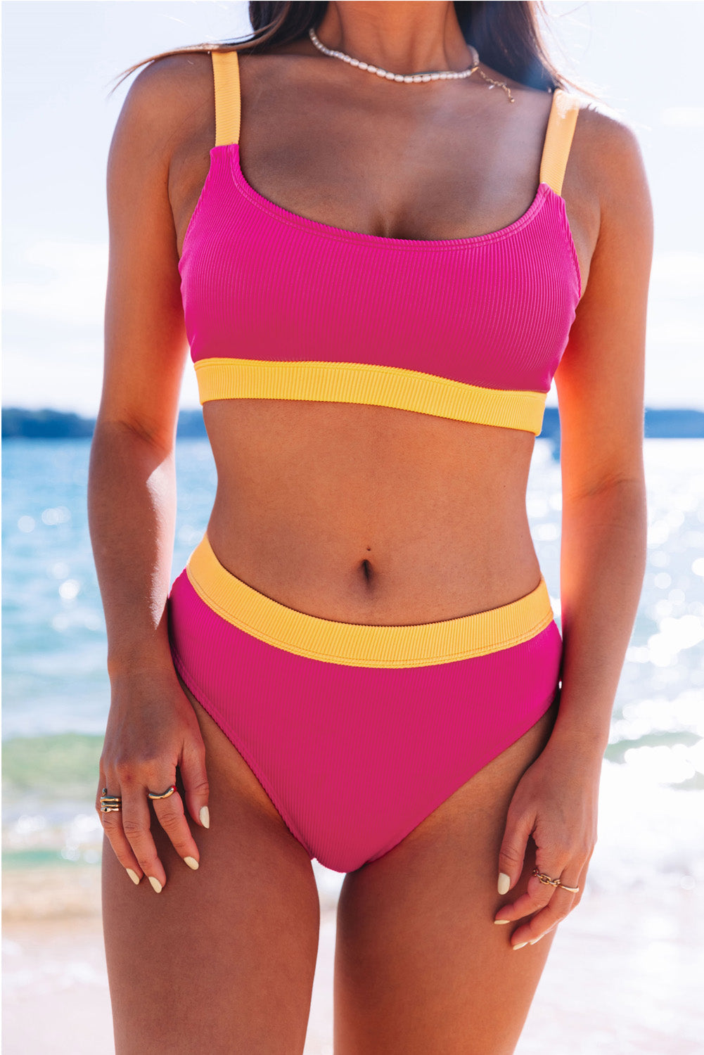 Rosafarbene, gerippte Bikini-Badebekleidung mit Blockfarben