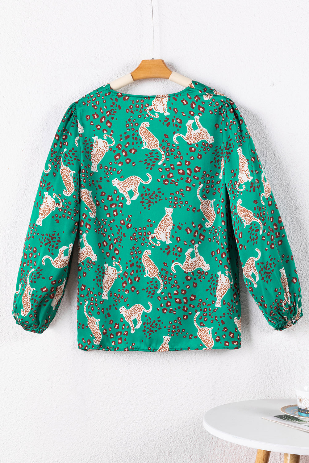 Lepršava bluza s V izrezom i zelenim uzorkom geparda