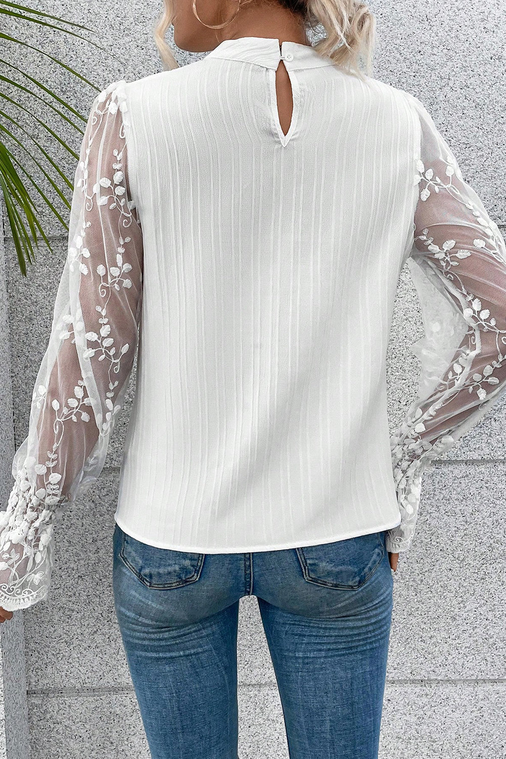 Kontrastna bluza s lažnim izrezom i čipkastim rukavima boje marelice