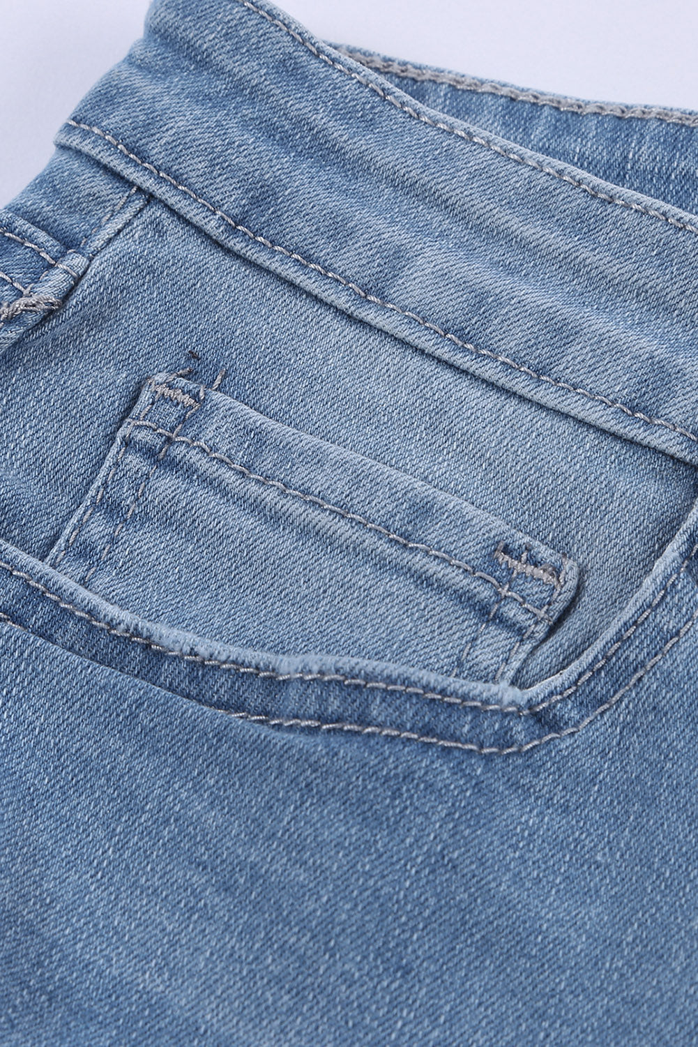 Hellblaue Jeansshorts mit ausgefranstem Saum