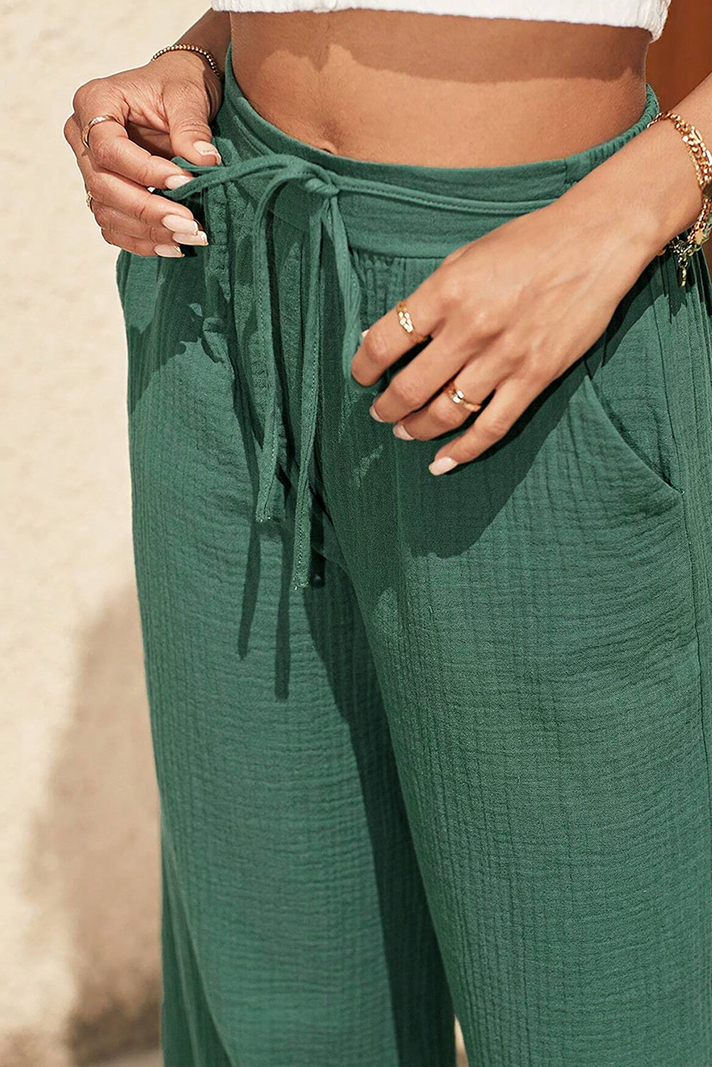 Široke hlače z visokim pasom in megleno zelene teksturirane vrvice