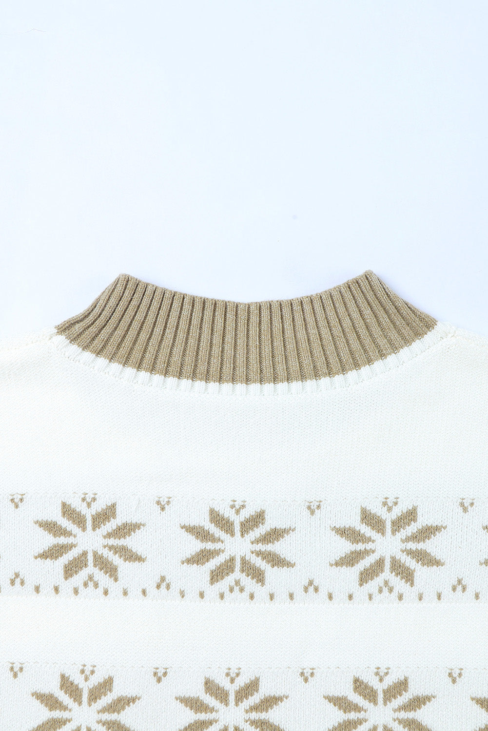 Weißer, hochgeschlossener Strickpullover mit Weihnachtsschneeflockenmuster