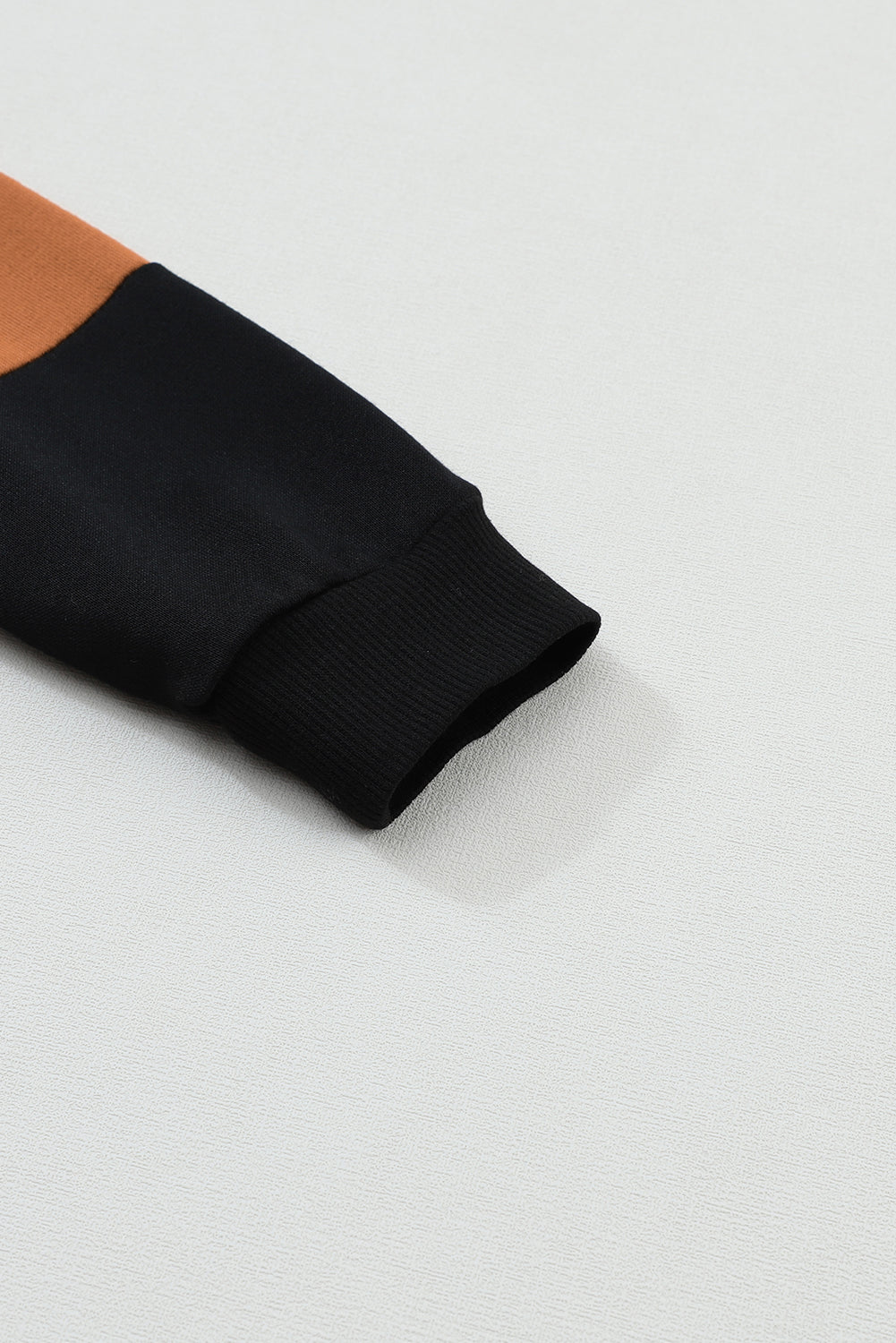 Khakifarbener Kapuzenpullover mit Farbblock-Taschen