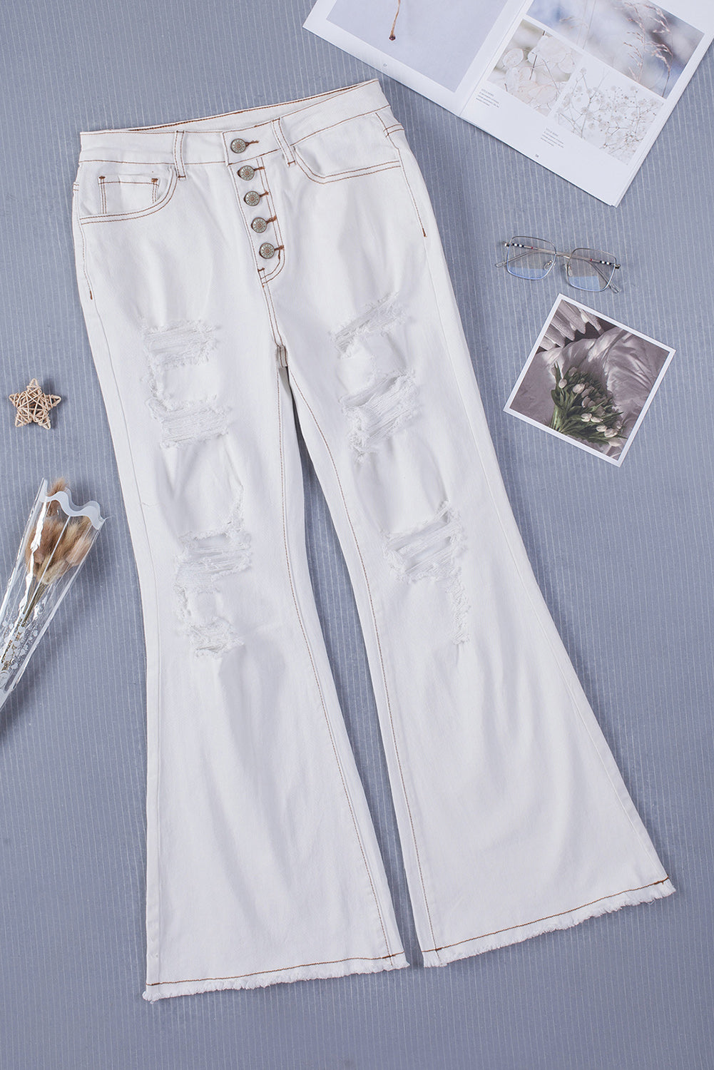 Weiße, leicht ausgewaschene Distressed-Schlitz-Jeans mit geknöpftem Hosenschlitz