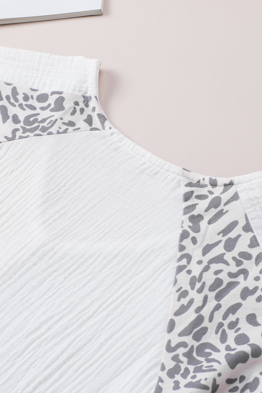 Bela bluza z leopardjim prirobkom v raztrgani barvi