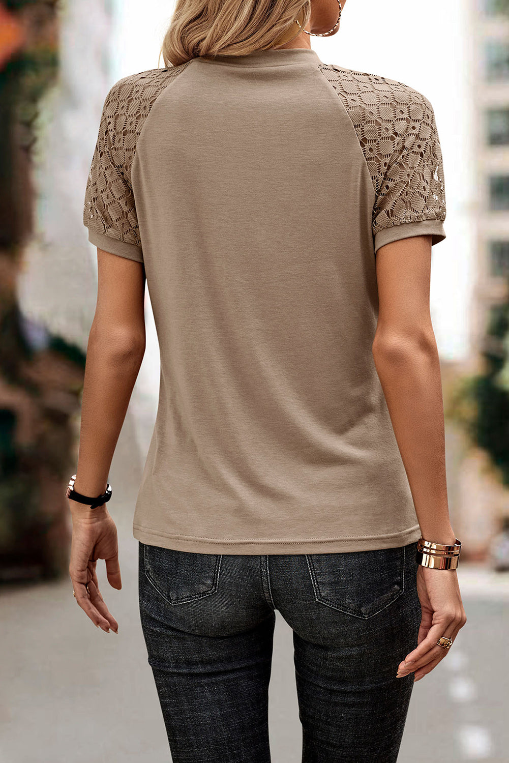 T-shirt à manches raglan en dentelle contrastée kaki pâle avec coutures contrastées