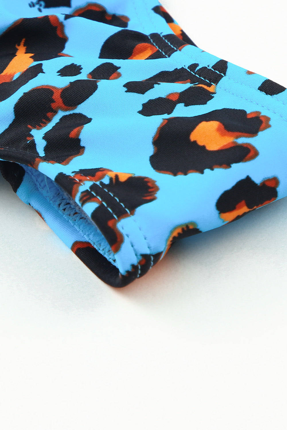 Blauer Neckholder-Badeanzug mit V-Ausschnitt und Leopardenmuster. Hoch taillierte Badeanzüge