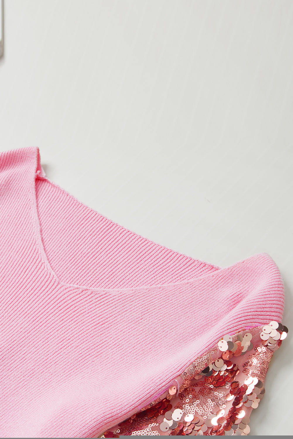 Rožnat kontrastni rebrasti pulover z rokavi z bleščicami in v-izrezom