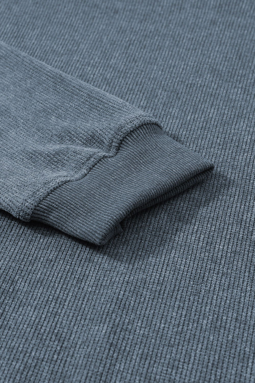 Plavi jednobojni rebrasti pulover s okruglim izrezom