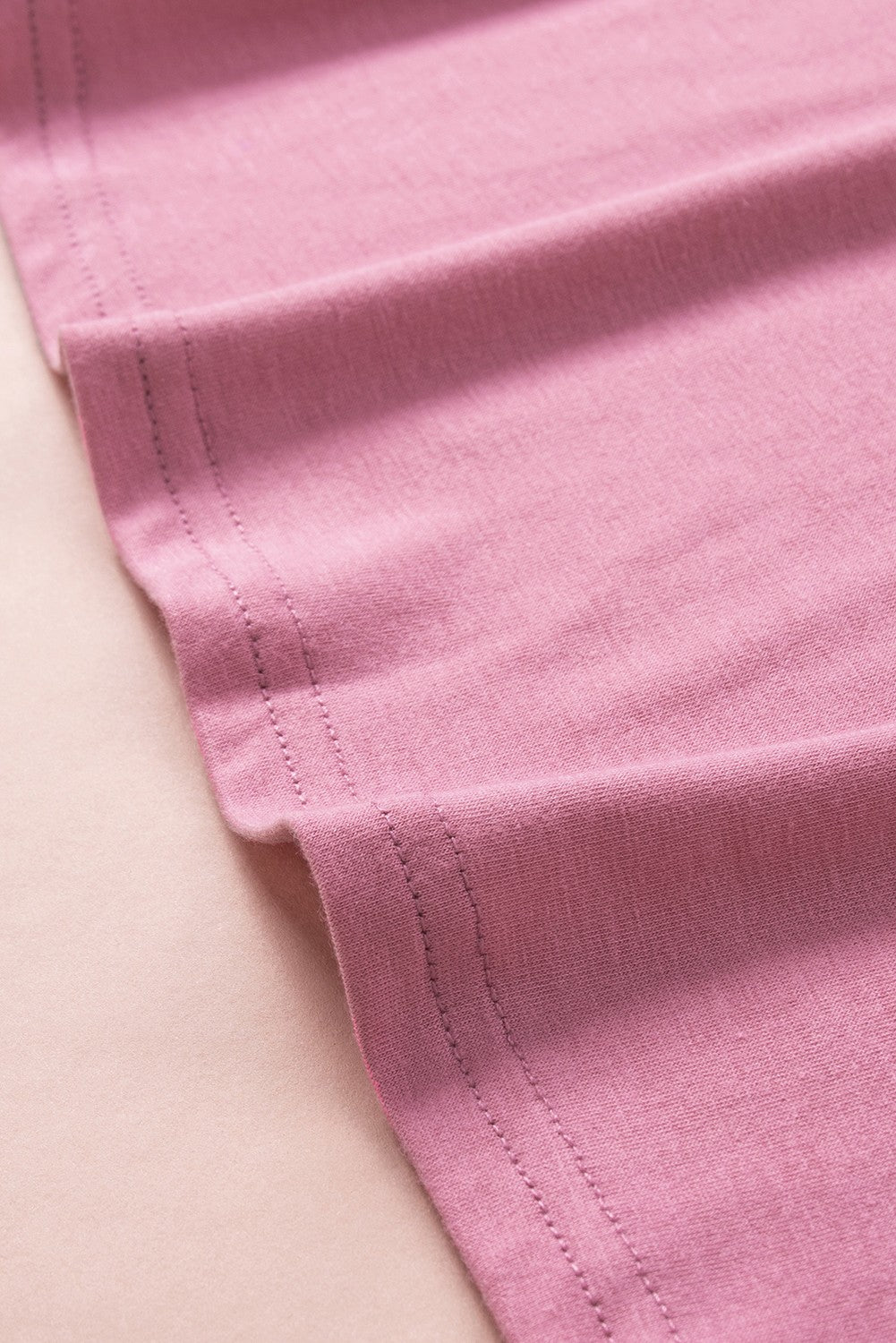 Ružičasta majica s v-izrezom od čipke