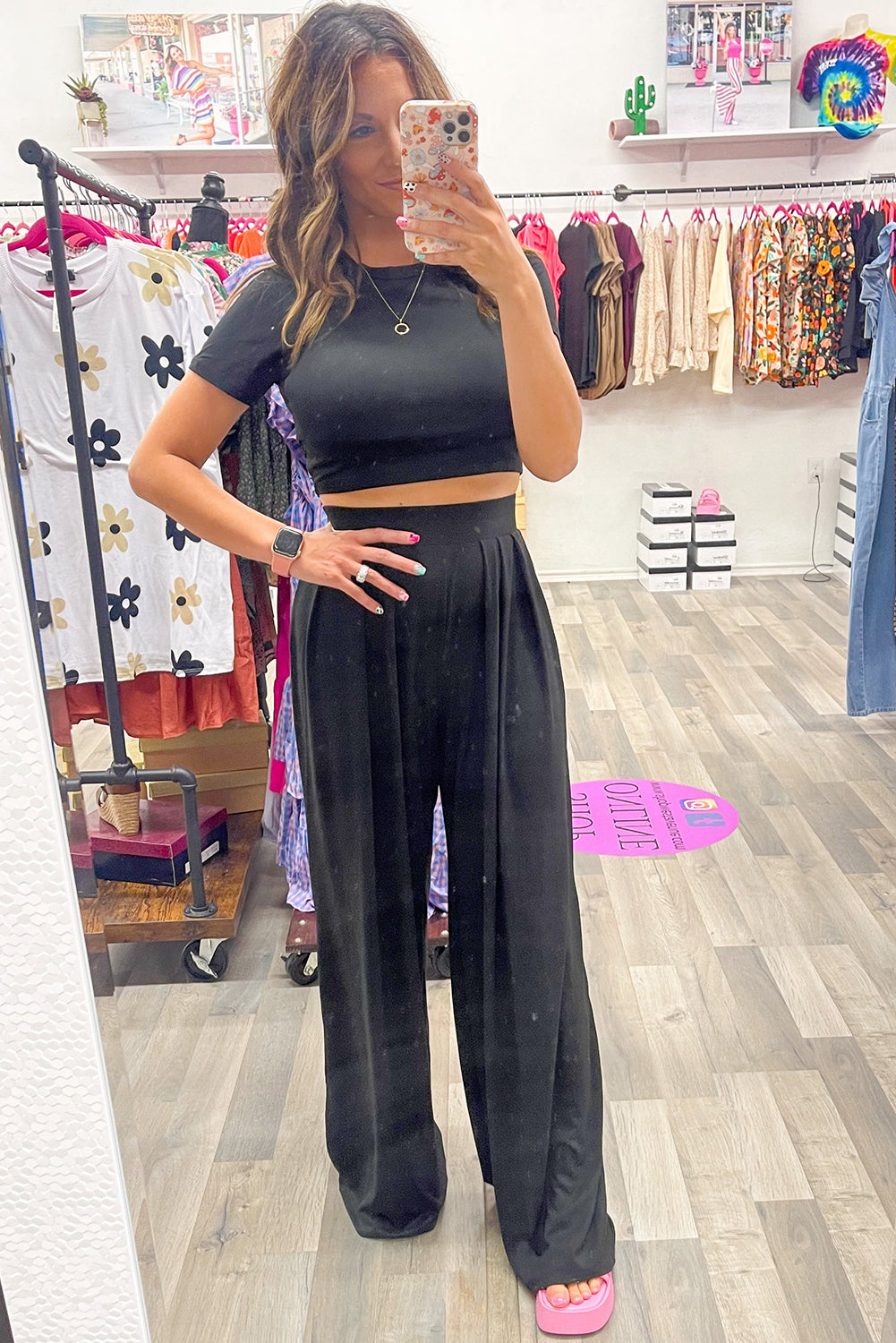 Schwarzes Slim-Fit-Crop-Top und plissierte Hose mit weitem Bein