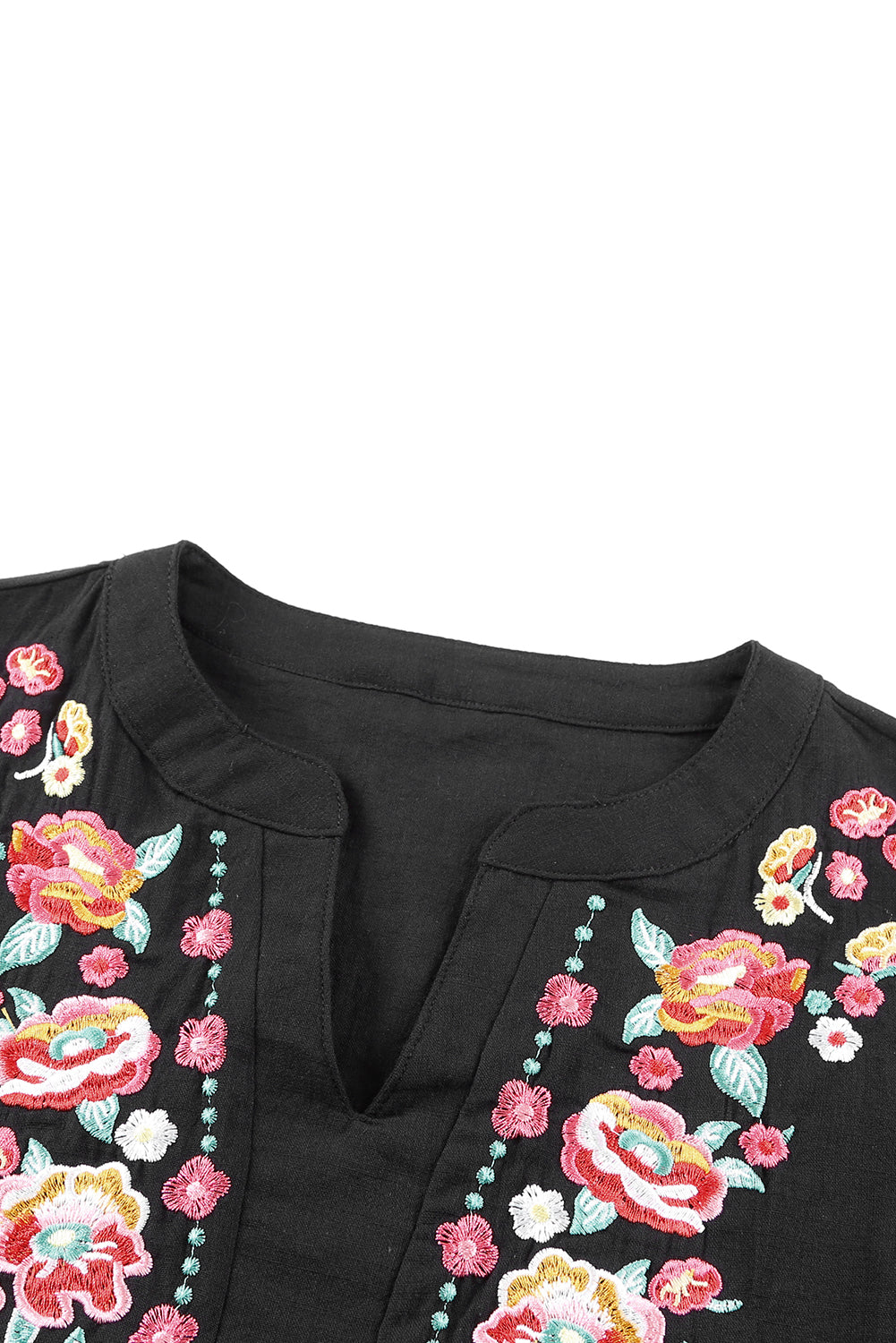Črna bluza z izvezenimi cvetličnimi naborki in puf rokavi
