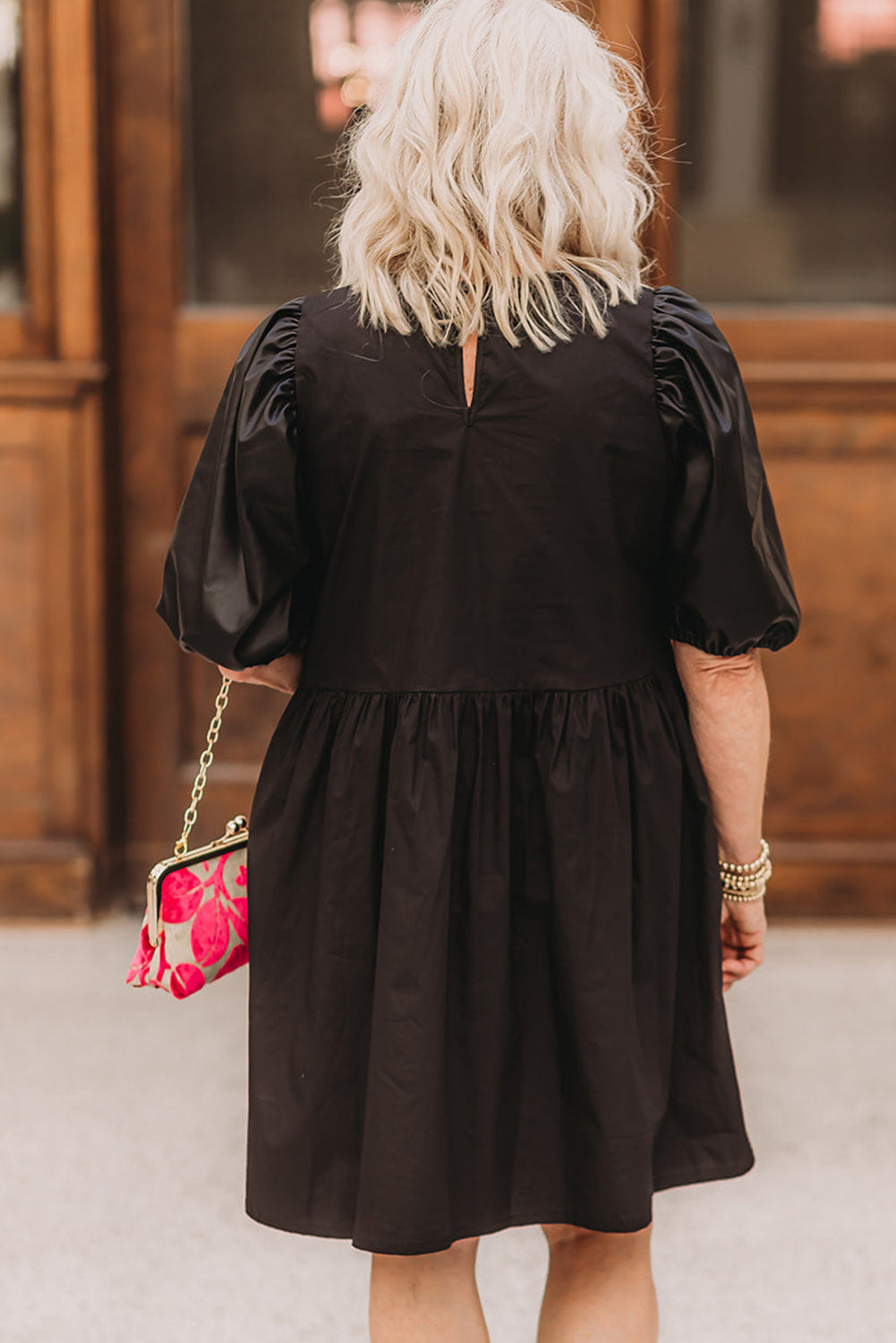 Schwarzes Swing-Kleid mit halben Puffärmeln in Übergröße