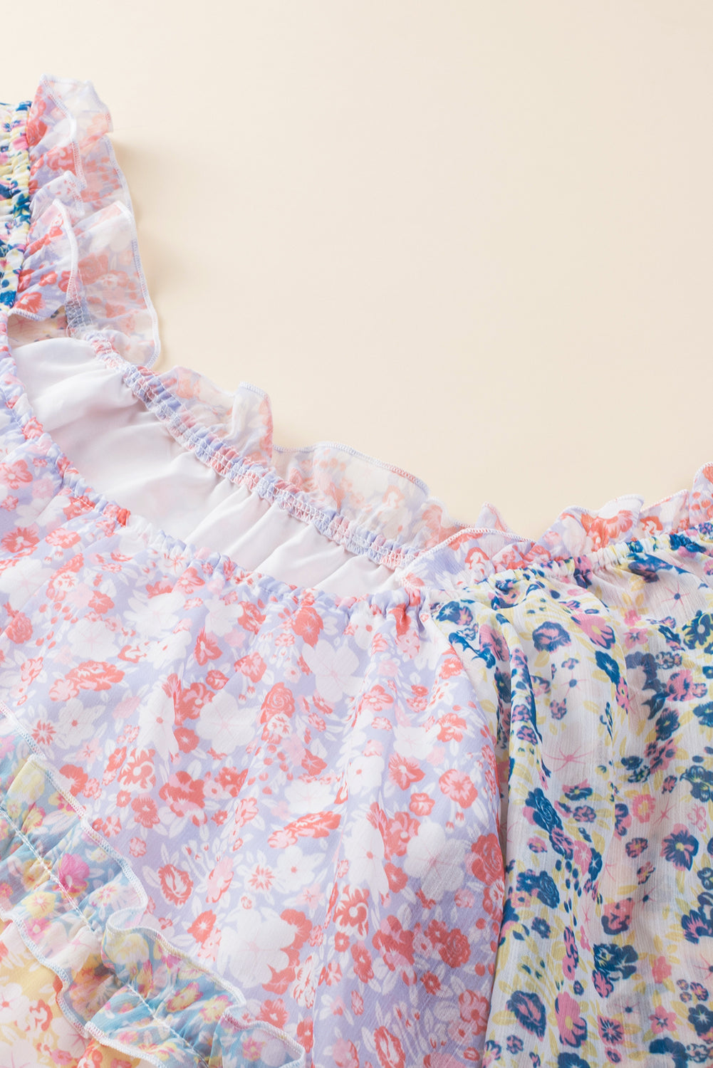 Himmelblaues, geblümtes Colorblock-Kleid mit gestuften Puffärmeln