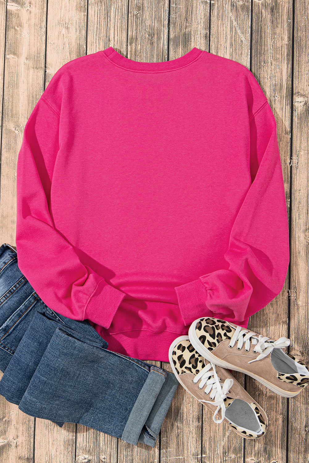 Erdbeerrosafarbenes Sweatshirt mit Kuhmotiv und Pailletten-Doppelherz-Aufnäher