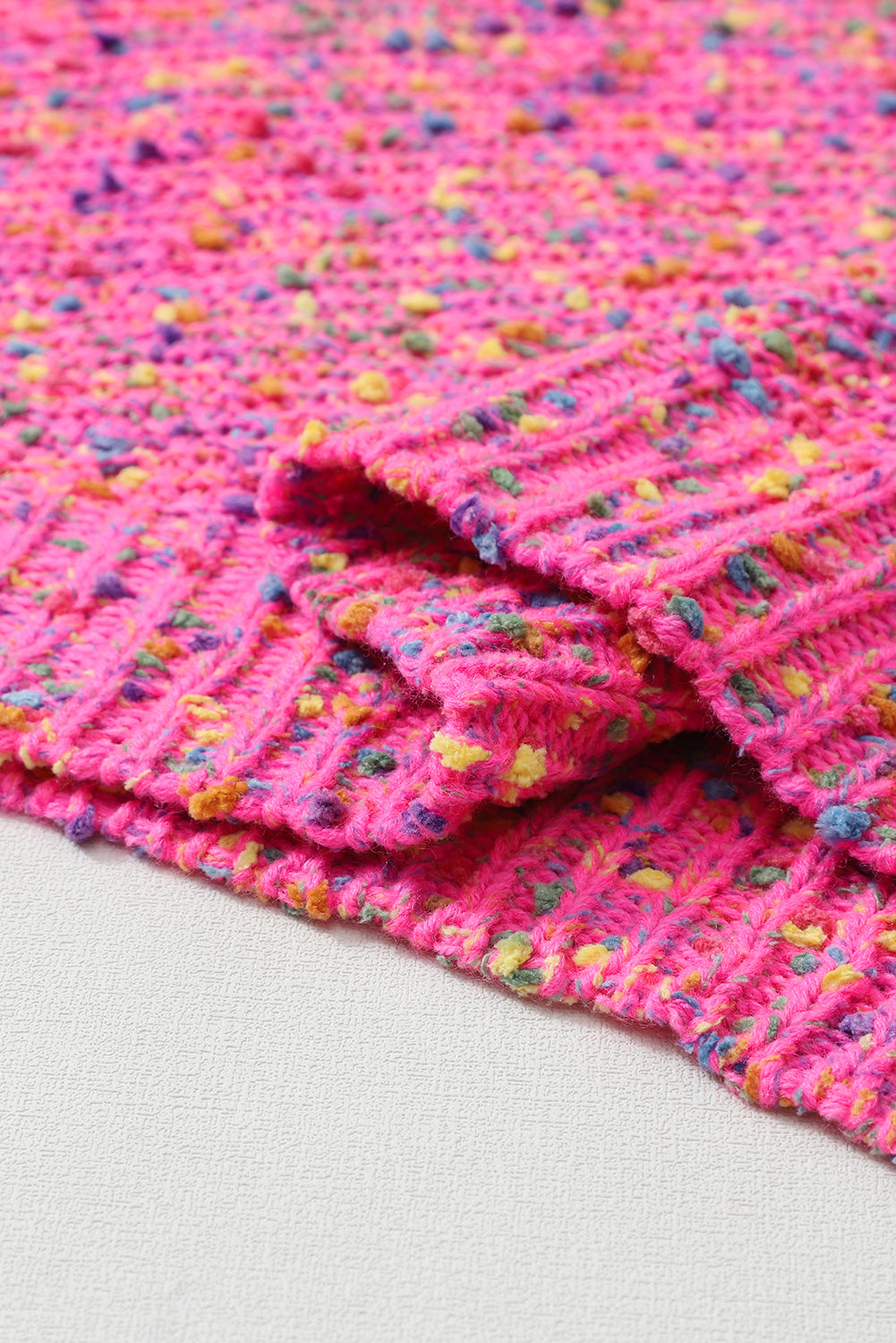 Pleten pulover z v-izrezom, temno roza in pisanimi pikami, za prosti čas